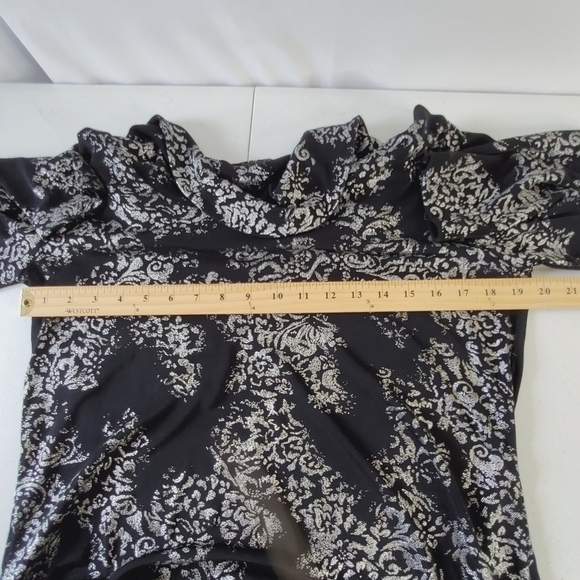 Chico's Travelers Cowl Neck Top Size 2 / US L Stretch Foil Print Slinky Pullover - Picture 5 of 10